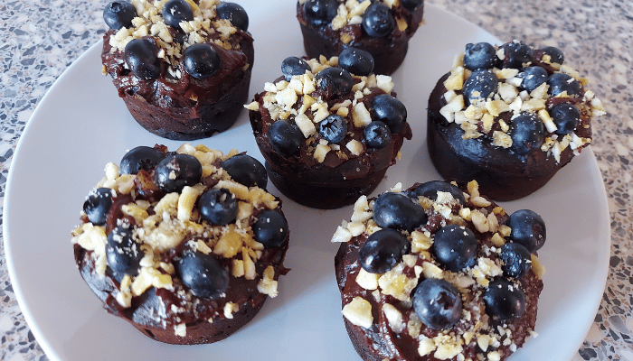 Chocolademuffins met Banaan en Blauwe Bessen