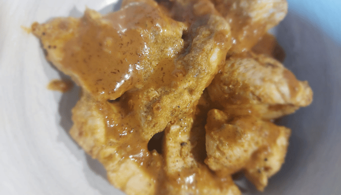 Kipsaté met notensaus